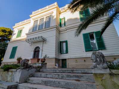 Raggiungiamo la parte retrostante di Villa Grassi che avevamo visto dalla strada. Ai piedi dell�immobile � presente una scalinata...